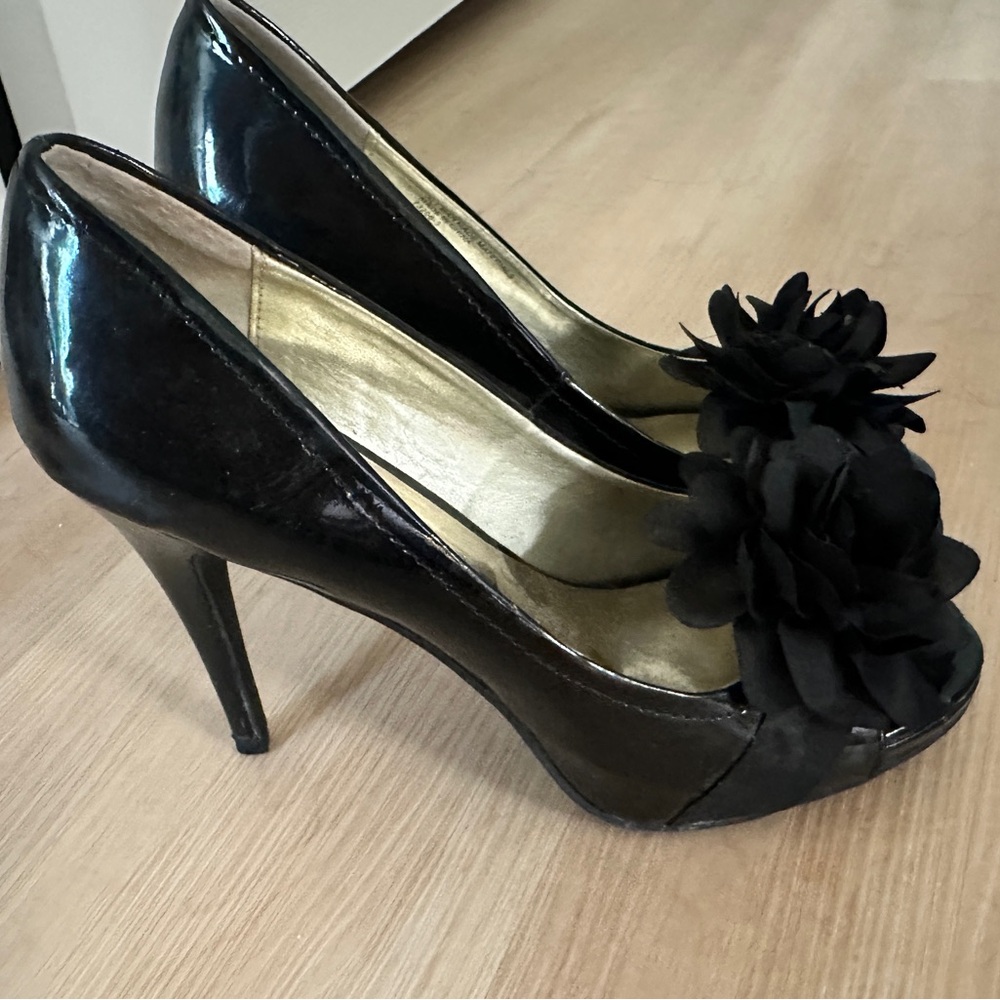 Carlos Santana Cupcake black patent leather open toe Womens heels